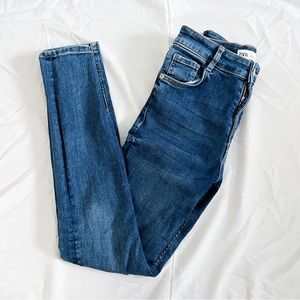 Vintage Women Zara Jeans Denim size US
04 Blue Denim Slim Fit Model